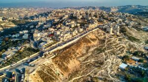 מבט אווירי על אזור אום ליסון, סמוך לצור באהר ולג'בל מוכאבר במזרח ירושלים