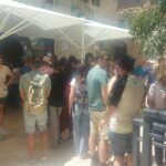 קהל מחוץ לבית הקפה הסמטה ברחוב אגריפס בירושלים בשבת