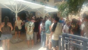 קהל מחוץ לבית הקפה הסמטה ברחוב אגריפס בירושלים בשבת