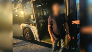 נהג ליד אוטובוס ציבורי בירושלים במהלך פעילות משטרתית בעקבות חשד לנהיגה תחת השפעת סמים