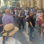 קהל רב מחוץ לקפה "הסמטה" בירושלים במהלך אירוע התמיכה בפתיחת המקום בשבת