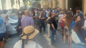 קהל רב מחוץ לקפה "הסמטה" בירושלים במהלך אירוע התמיכה בפתיחת המקום בשבת