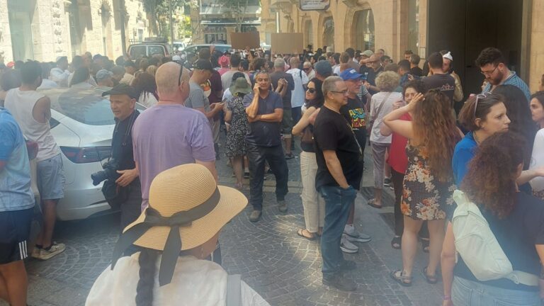 קהל רב מחוץ לקפה "הסמטה" בירושלים במהלך אירוע התמיכה בפתיחת המקום בשבת