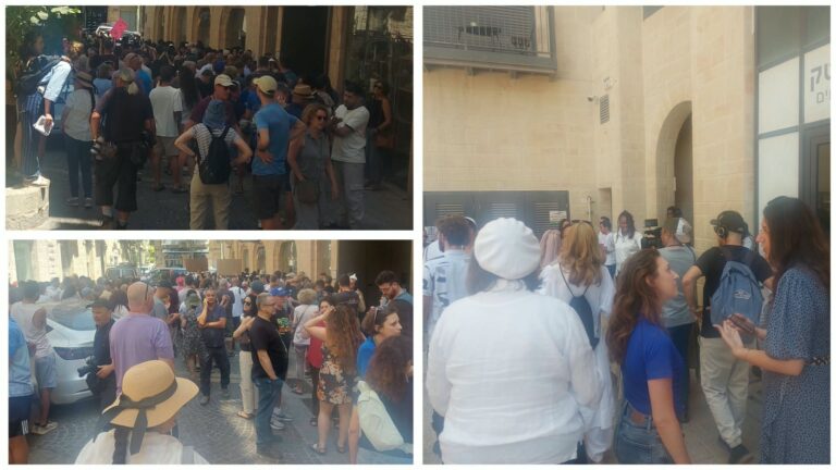 תומכים ממגזרים שונים ממלאים את הרחוב ליד קפה "הסמטה" בירושלים במהלך אירוע התמיכה בשבת