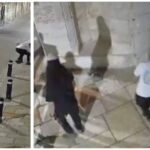 צעירים מיידים אבנים ויורקים לעבר קתדרלת סנט ג'יימס ברובע הארמני בעיר העתיקה בירושלים