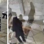 צעירים מיידים אבנים ויורקים לעבר קתדרלת סנט ג'יימס ברובע הארמני בעיר העתיקה בירושלים