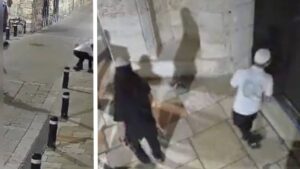 Des jeunes lancent des pierres contre la cathédrale Saint-Jacques et crachent dans sa direction dans le quartier arménien de la Vieille Ville de Jérusalem