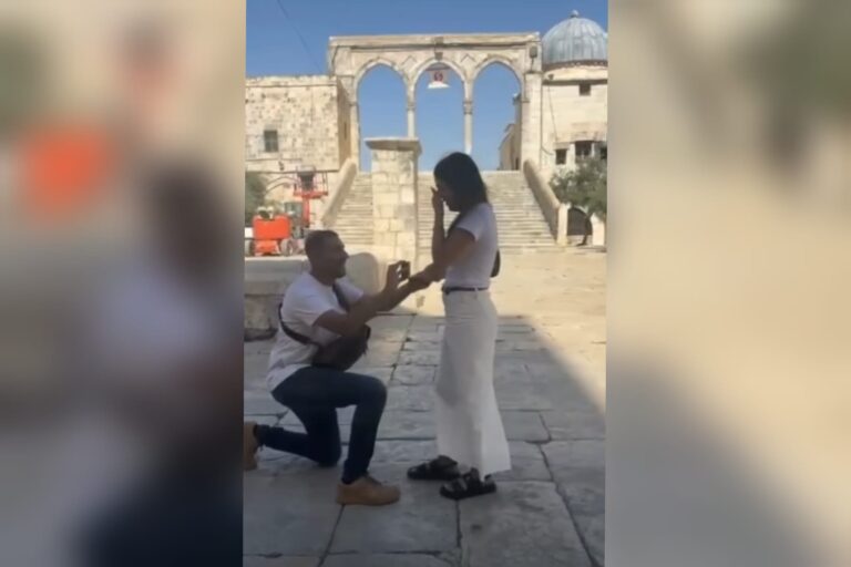 הצעת נישואין בהר הבית בירושלים מול מדרגות כיפת הסלע