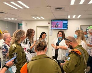 צוותים רפואיים וכוחות ביטחון במהלך תרגיל להתמודדות עם אירוע טרור ביולוגי במחוז ירושלים