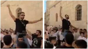 ג'ון ויליאם קאקיש מונף על כתפיים במהלך חגיגות ברובע הנוצרי בעיר העתיקה בירושלים