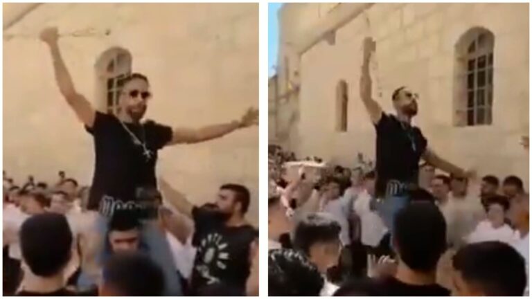 ג'ון ויליאם קאקיש מונף על כתפיים במהלך חגיגות ברובע הנוצרי בעיר העתיקה בירושלים