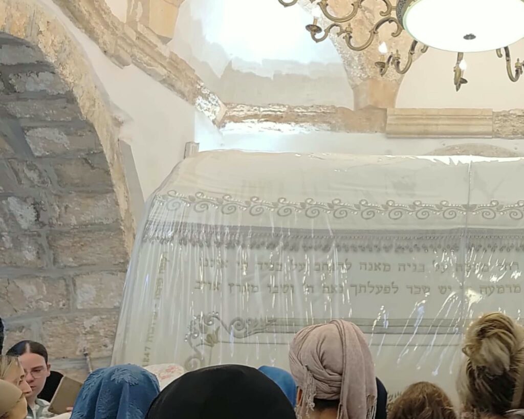 נשים מתפללות בקבר רחל בפאתי ירושלים לקראת השנה העברית החדשה