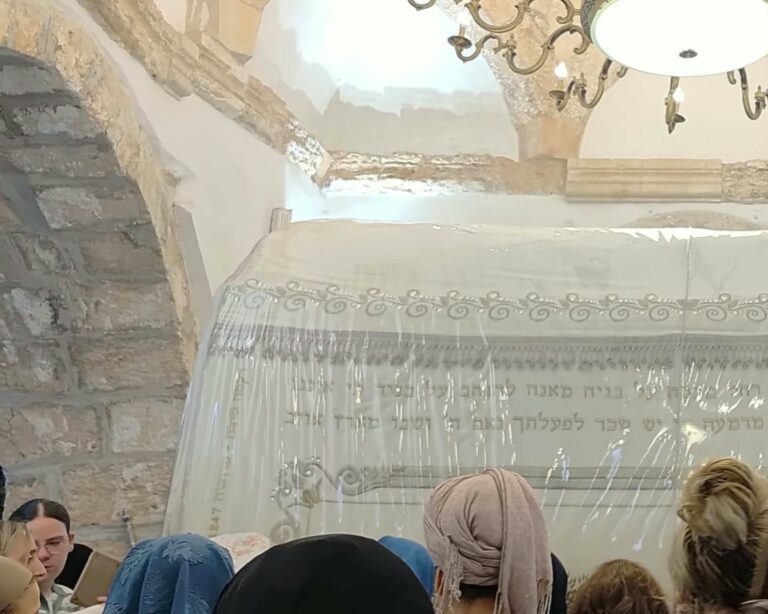 נשים מתפללות בקבר רחל בפאתי ירושלים לקראת השנה העברית החדשה