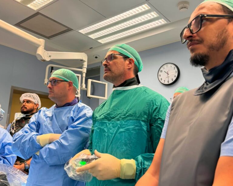 צוות אורולוגי במרכז הרפואי שערי צדק בירושלים במהלך הפעלת מערכת ILY לטיפול באבנים בכליות ובדרכי השתן