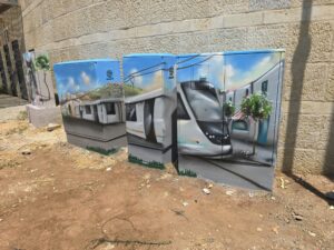 ארונות חשמל מעוטרים בציורי אמנות רחוב בירושלים, בהם ציור הרכבת הקלה ונופי העיר במסגרת פרויקט עירוני