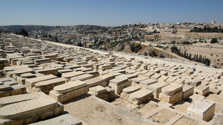 בית העלמין היהודי בהר הזיתים בירושלים, במוקד סכסוך הקרקעות בין הכנסייה הרוסית לחברת נחלת הנביאים