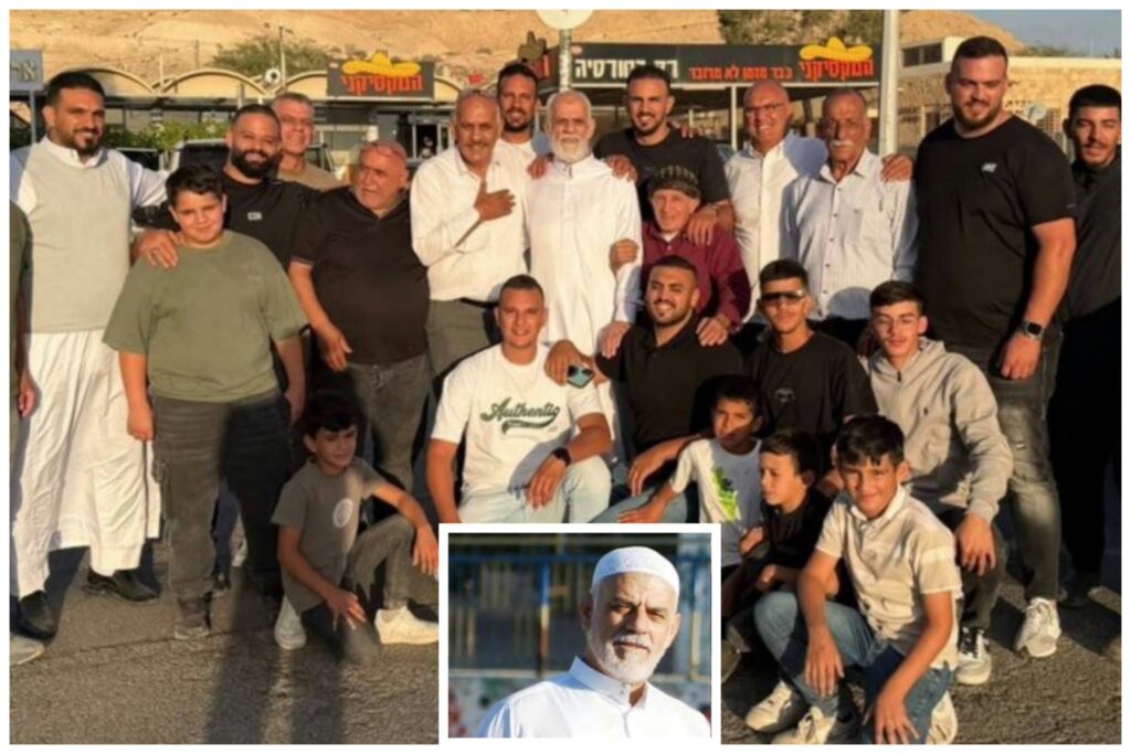 שיח' ג'מאל מוסטפא, האימאם מעיסאוויה במזרח ירושלים, בתצלום קבוצתי לאחר שחרורו מהכלא, לצד תמונת דיוקן שלו