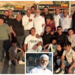 שיח' ג'מאל מוסטפא, האימאם מעיסאוויה במזרח ירושלים, בתצלום קבוצתי לאחר שחרורו מהכלא, לצד תמונת דיוקן שלו